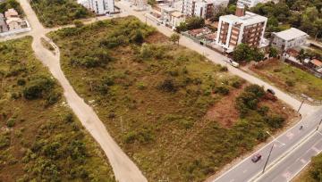 Temos uma oferta imperdível para você: uma quadra com 22 lotes, localizada no prestigioso bairro do Portal do Sol, Altiplano. Essa é a oportunidade que você estava esperando!

Características do terreno:
- Quadra com 22 lotes no bairro do Portal do Sol.
- Sendo 18 lotes medindo 12x39 e 4 lotes 14x39 (esquina).

A localização é simplesmente imbatível. Essa quadra está situada ao lado do conceituado colégio Kairós, na avenida Governador Antônio Mariz, oferecendo acesso conveniente à educação de qualidade para suas crianças. Além disso, você estará a poucos minutos de distância de um shopping center movimentado, garantindo que você tenha fácil acesso a compras, entretenimento e gastronomia.

Essa quadra é composta por 22 lotes, sendo 18 deles com dimensões de 12x39 e 4 lotes de esquina com generosas medidas de 14x39. Isso significa que você terá muito espaço para desenvolver seus projetos e construir a propriedade dos seus sonhos. A versatilidade desses lotes permite que você crie a residência ou empreendimento perfeito, de acordo com suas necessidades e desejos.

A proximidade com dois grandes condomínios adiciona valor a essa oferta, tornando-a ideal para investidores ou para quem busca uma localização premium para um projeto residencial ou comercial. A demanda por propriedades nessa área é alta, o que faz dessa quadra uma escolha estratégica.

Não perca essa oportunidade única de alugar uma quadra com tamanho e localização excepcionais no Portal do Sol, Altiplano. Entre em contato conosco agora mesmo para obter mais informações e agendar uma visita. Este é o momento de transformar seus planos em realidade!





AGENDE AGORA SUA VISITA
TEIXEIRA DE CARVALHO IMOBILIÁRIA
CRECI 304J - (83) 2106-4545
