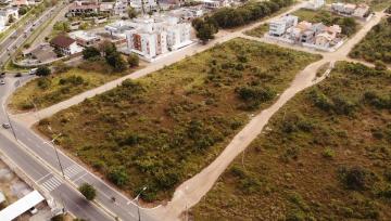 Você está procurando uma propriedade excepcional para alugar?

A localização é simplesmente imbatível. Essa quadra está situada ao lado do conceituado colégio Kairós, na avenida Governador Antônio Mariz, oferecendo acesso conveniente à educação de qualidade para suas crianças. Além disso, você estará a poucos minutos de distância de um shopping center movimentado, garantindo que você tenha fácil acesso a compras, entretenimento e gastronomia.

Características do terreno:
- Quadra com 22 lotes no bairro do Portal do Sol.
- Sendo 18 lotes medindo 12x39 e 4 lotes 14x39 (esquina).

Essa quadra é composta por 22 lotes, sendo 18 deles com dimensões de 12x39 e 4 lotes de esquina com generosas medidas de 14x39. Isso significa que você terá muito espaço para desenvolver seus projetos e construir a propriedade dos seus sonhos. A versatilidade desses lotes permite que você crie a residência ou empreendimento perfeito, de acordo com suas necessidades e desejos.

A proximidade com dois grandes condomínios adiciona valor a essa oferta, tornando-a ideal para investidores ou para quem busca uma localização premium para um projeto residencial ou comercial. A demanda por propriedades nessa área é alta, o que faz dessa quadra uma escolha estratégica.

Não perca essa oportunidade única de alugar uma quadra com tamanho e localização excepcionais no Portal do Sol, Altiplano. Entre em contato conosco agora mesmo para obter mais informações e agendar uma visita. Este é o momento de transformar seus planos em realidade!




AGENDE AGORA SUA VISITA
TEIXEIRA DE CARVALHO IMOBILIÁRIA
CRECI 304J - (83) 2106-4545
