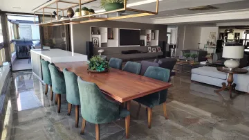 Você está buscando o local perfeito para viver com conforto, elegância e segurança? Apresentamos a você este incrível apartamento no desejado bairro Altiplano. Com características que combinam luxo, espaço e localização privilegiada, esta é a oportunidade que você esperava! 

Apartamento com:

- 348 m²
- Varanda estendida com espaço gourmet
- Sala de estar/ jantar com 04 ambientes
- 04 suítes, sendo 01 master
- Cozinha
- Área de serviço
- DCE
- Lavabo
- Interfone
- Moveis Projetados
- 04 Garagens Cobertas
- Posição nascente norte

O prédio contra com uma infraestrutura de lazer completa com: 

- Portaria 24 horas
- Sistema de Segurança Moderno
- 03 Elevadores
- 02 Apartamentos por andar, sendo 32 andares
- Piscina/ Raia
- Sauna
- Espaço Kids/ Salão de jogos
- Churrasqueira
- Academia
- Salão de festas
- Quadra Poliesportiva
- Quadra de Tênis
- Quadra de futsal com piso Lizandra
- Pista de cooper
- Espaço Gourmet Interno e externo

** VALOR DO APARTAMENTO APENAS COM OS PROJETADS É DE 2.800.000,00 (dois milhões e oitocentos mil reais)

**VALOR DO APARTAMENTO PORTEIRA FECHADA E DE R$ 3.100.000,00 (três milhões e cem mil reais)

Marque agora mesmo uma visita e aproveite os melhores momentos com a sua família de casa nova!

AGENDE AGORA SUA VISITA
TEIXEIRA DE CARVALHO IMOBILIÁRIA
CRECI 304J - (83) 2106-4545
