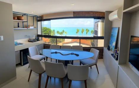 O apartamento está localizado em Camboinha II, que é um local costeiro, a apenas 50 metros do mar. Isso o torna ideal para quem deseja desfrutar de fácil acesso à praia e uma bela vista do oceano.

Características:

- Porteira fechada
- Apartamento com 90m²  
- 03 Quartos sendo 2 Suítes
- Sala de estar/jantar
- Wc social
- Cozinha
- Área de servio
- 1 Vaga de garagem descoberta 
- Posição nascente  

O prédio:

- 22 apartamentos no total 
- 1 Elevador 
- Piscina na cobertura 
- 3 Churrasqueiras

AGENDE AGORA SUA VISITA
TEIXEIRA DE CARVALHO IMOBILIÁRIA
CRECI 304J - (83) 2106-4545
