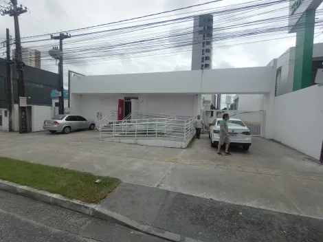 Oportunidade Única: Ponto Comercial Premium na Av. Epitácio Pessoa

Apresentamos uma oportunidade imperdível para locação de um ponto comercial estrategicamente localizado na prestigiada Avenida Epitácio Pessoa. Este espaço é ideal para negócios que buscam visibilidade, acessibilidade e conforto para seus clientes e colaboradores.

Características do Imóvel:

- Área Construída: 550m², oferecendo amplo espaço para diversas configurações de negócios.
- Terreno: Medindo 20m de frente por 50m de fundo, totalizando 1000m².
- Divisões Internas: A área interna é inteligentemente dividida com drywall, permitindo flexibilidade para personalização conforme as necessidades do seu empreendimento.
- Banheiros: O imóvel dispõe de 4 banheiros com acessibilidade, garantindo conforto e praticidade para todos.
- Estacionamento: Espaçoso estacionamento com capacidade para até 20 carros, um diferencial importante para clientes e funcionários.

Destaques:

- Localização: Situado na Av. Epitácio Pessoa, um dos endereços mais procurados e movimentados da cidade, garantindo grande fluxo de pessoas e veículos.
- Acessibilidade: Fácil acesso a transportes públicos, com proximidade a pontos de ônibus e principais vias de circulação.
- Visibilidade: Excelente para lojas, escritórios, clínicas ou qualquer negócio que necessite de alta exposição.


Este ponto comercial oferece a combinação perfeita de localização, espaço e infraestrutura. Agende uma visita e confira de perto todas as vantagens que este imóvel tem a oferecer. Não perca a oportunidade de estabelecer seu negócio em um dos locais mais valorizados da cidade!